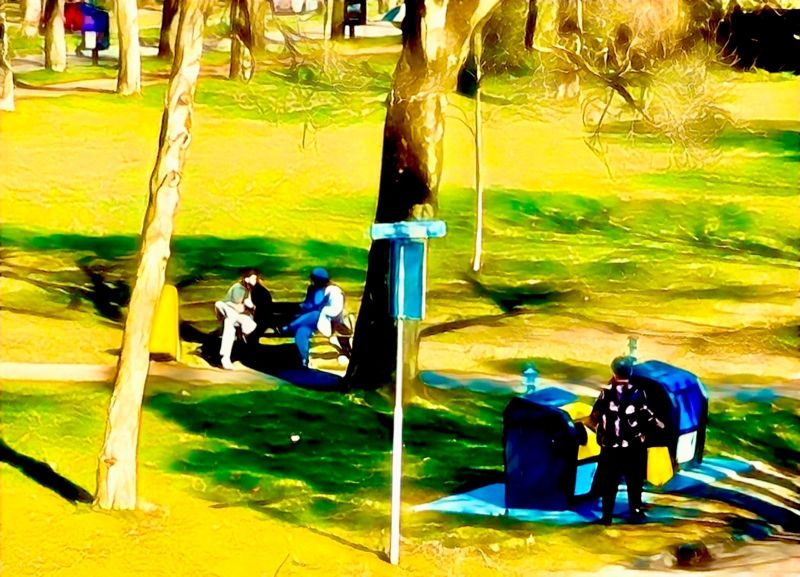 Twee dames zitten op een bank