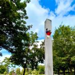 Beton met rood, geel en blauw