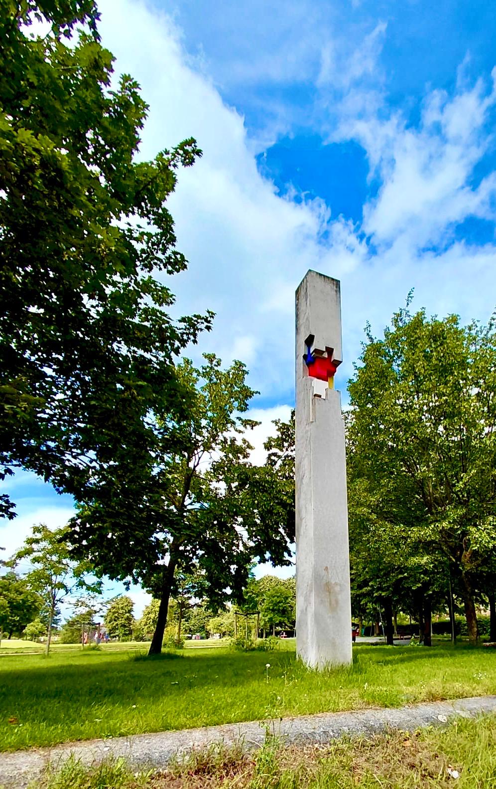Beton met rood, geel en blauw